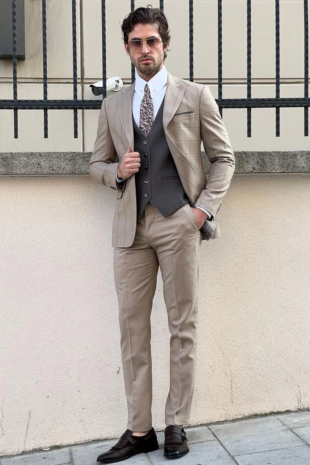 Daniel Patterned Beige Wool Suit - Slim-Fit 3-Piece Elegance brabion
