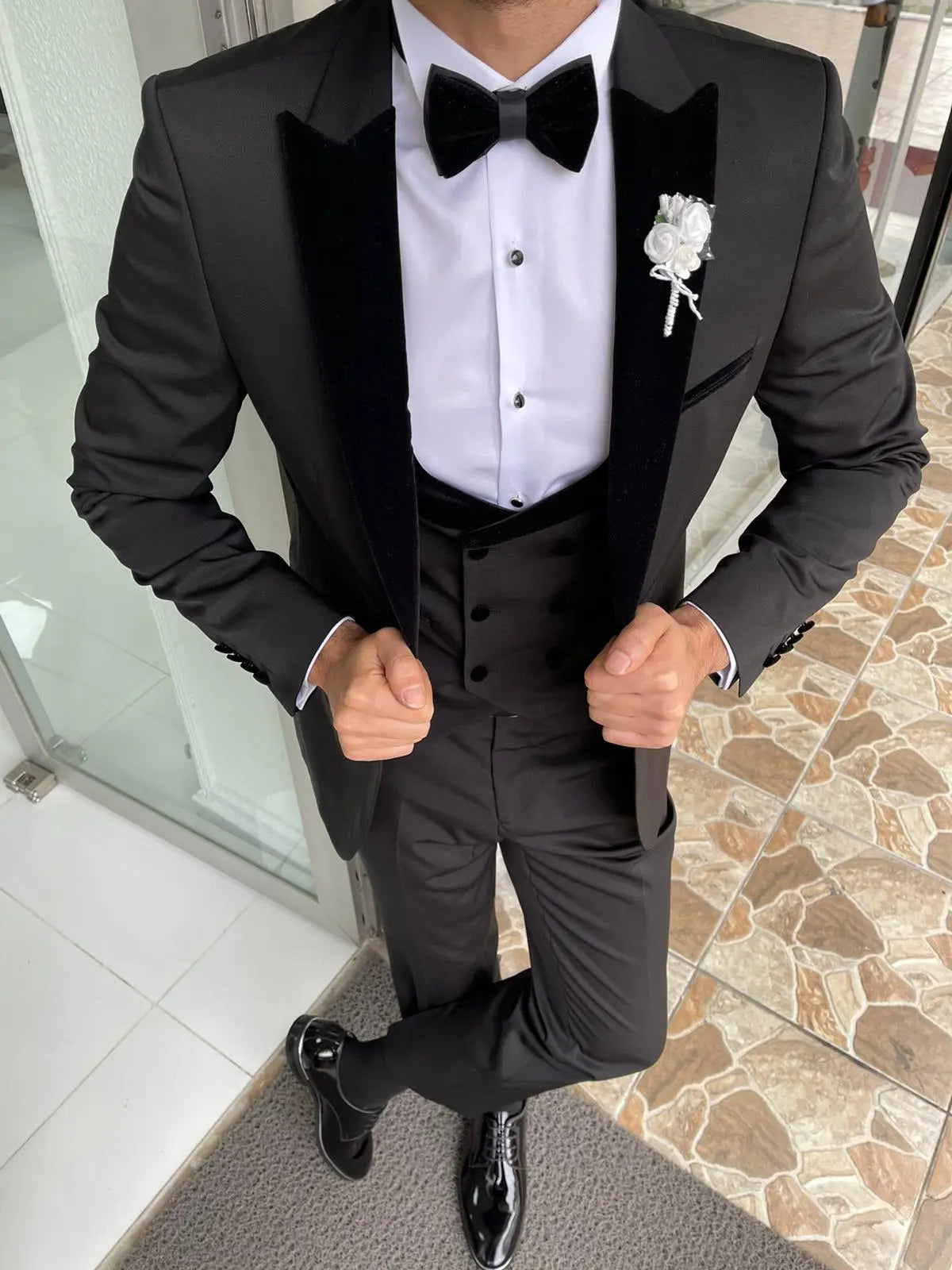 Capel Black Slim Fit Peak Lapel Wool Tuxedo - Elevate Your Formal Wardrobe - BRABION